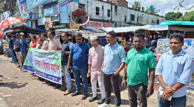 বাগেরহাটের সাংবাদিক হায়াতকে কুপিয়ে হত্যার প্রতিবাদে সাতক্ষীরায় মানববন্ধন